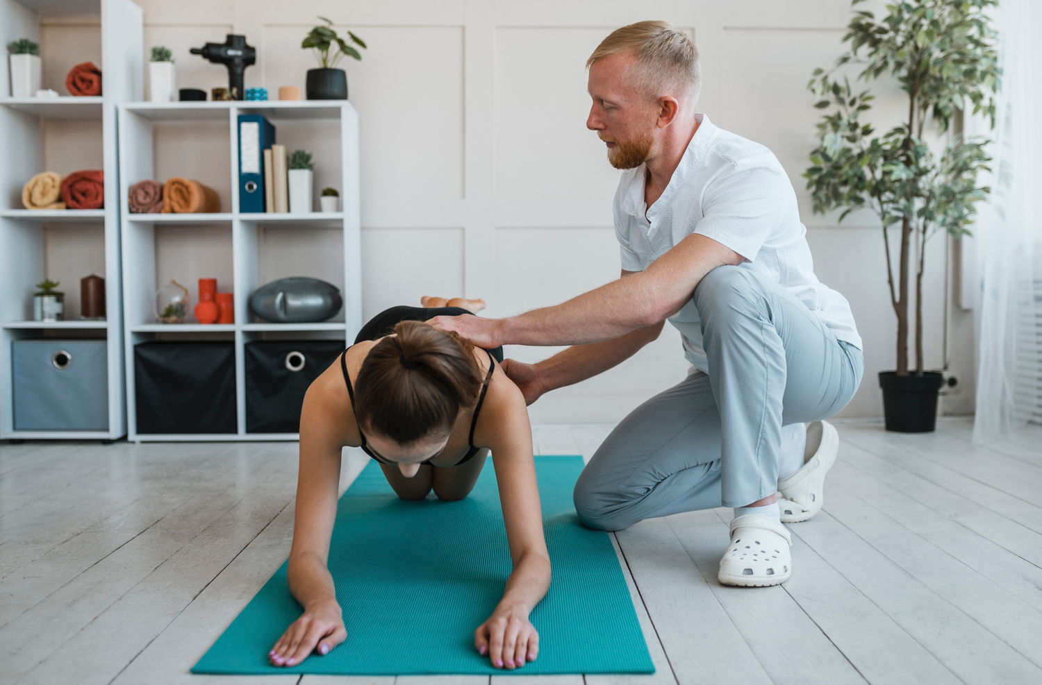 Пациент выполняет упражнения ЛФК для укрепления мышц спины при грыже 